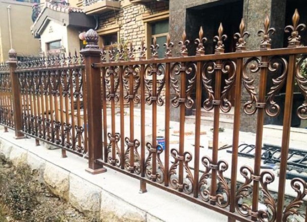 南京鋁藝護(hù)欄多少錢一米？使用哪種材料比較好？(圖1)